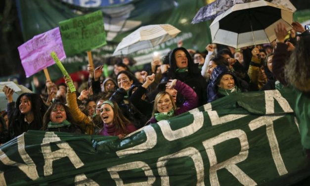 É pela vida das mulheres: deputados na Argentina aprovam aborto legal e gratuito até 14ª semana