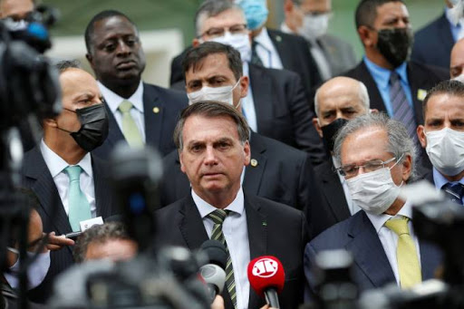 Bolsonaro sanciona lei de socorro aos estados e municípios e congela salário de servidores