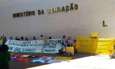 Estudantes protestam contra cortes na educação e intervenção na escolha de reitores