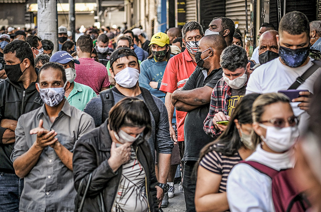 Pandemia continua e Bolsonaro ironiza suspensão de vacina e chama brasileiros de “maricas”