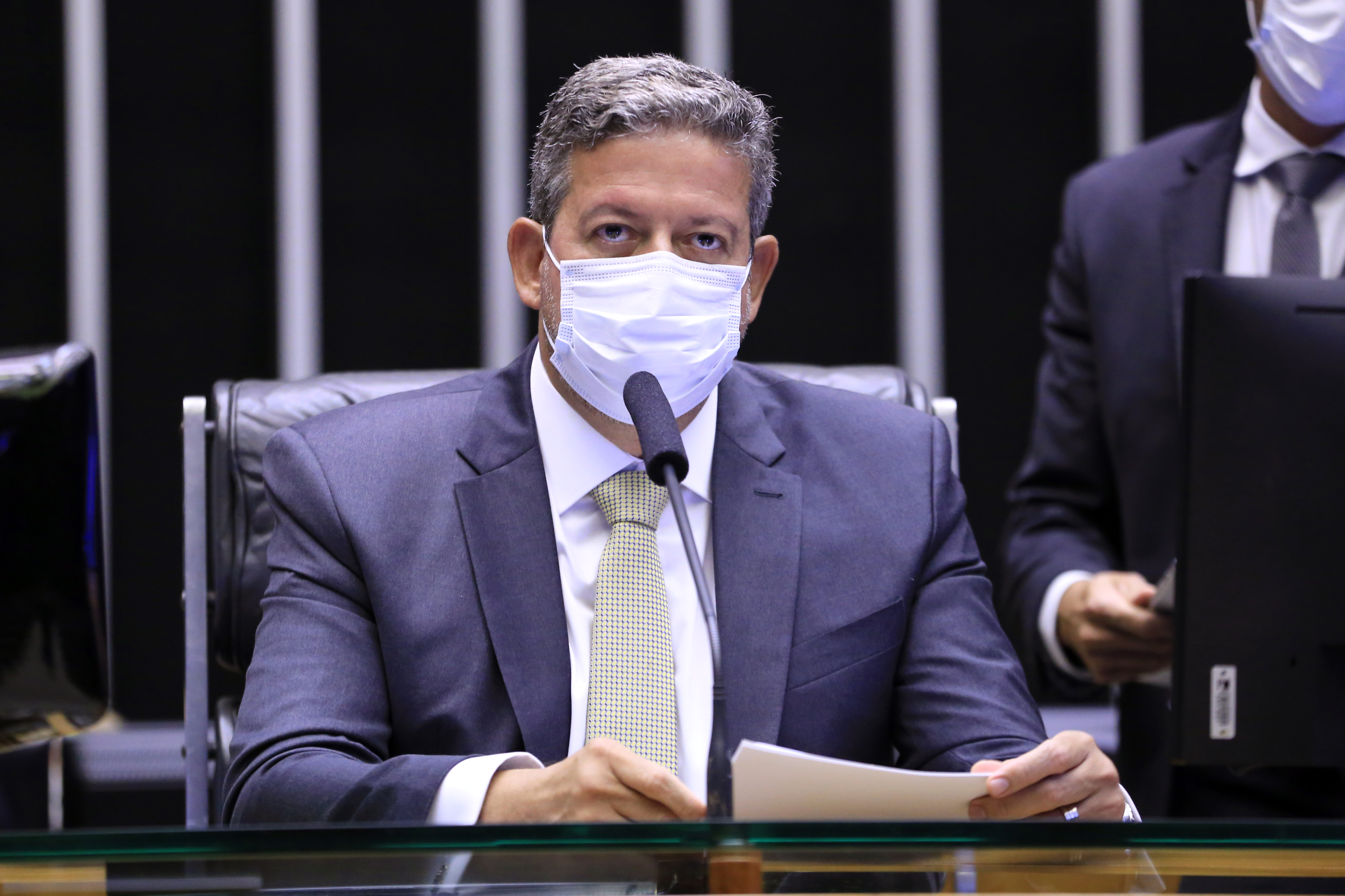 Arthur Lira manobra pauta no Congresso e ressuscita Carteira Verde e Amarela de Bolsonaro