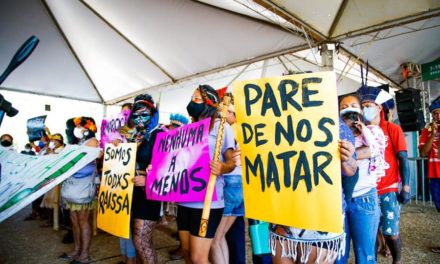 Brasília: bolsonaristas atacam acampamento indígena e tentam impedir Marcha das Mulheres