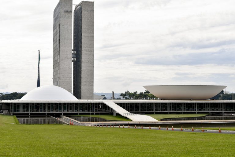 Congresso derruba veto de Bolsonaro e retoma proibição de despejos na pandemia