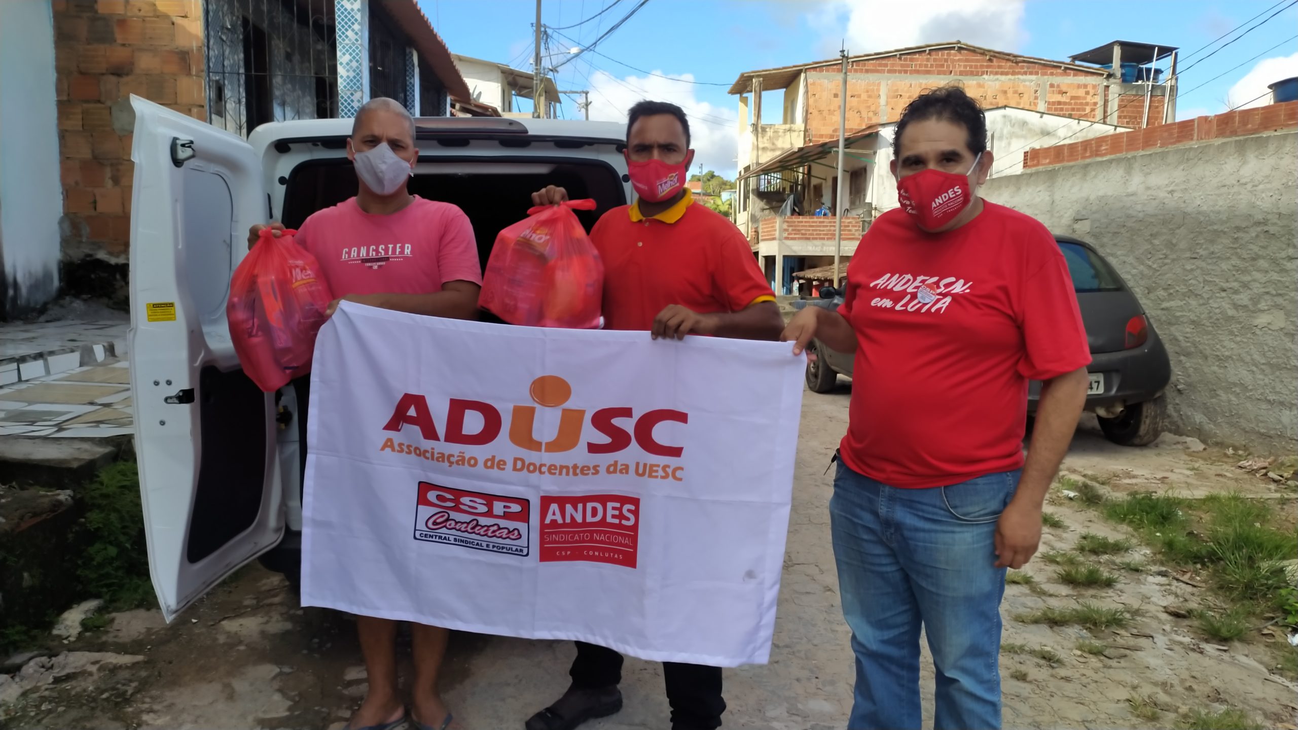 ADUSC entrega alimentos e produtos de limpeza no Salobrinho