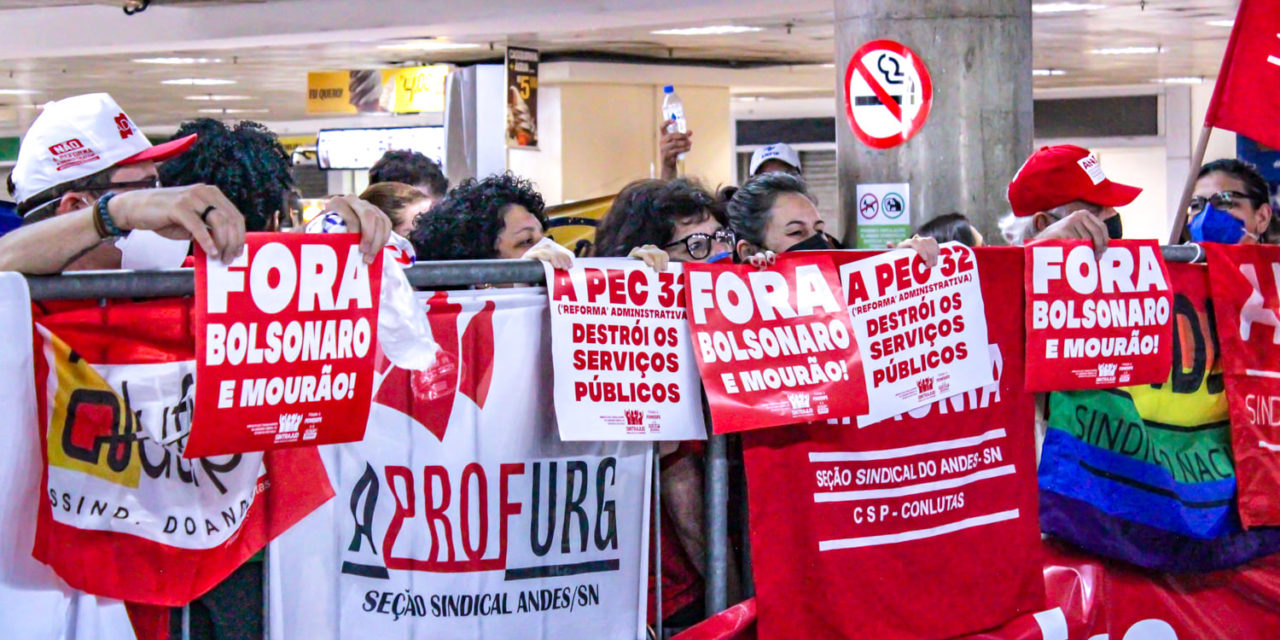 Servidores intensificam manifestações em Brasília e votação da PEC 32 em plenário é adiada