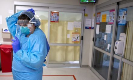 Com milhares de afastamentos pela Ômicron, sistema de saúde está à beira do colapso no país