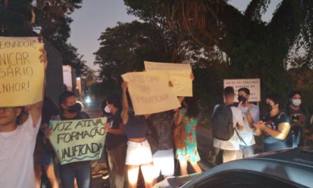 Estudantes de Comunicação Social protestam contra a falta de técnicos no curso