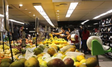 Sete em cada dez brasileiras e brasileiros reduziram compra de alimentos