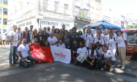FOTOS: Com paralisação, docentes realizam ato em Salvador por negociação e reajuste salarial