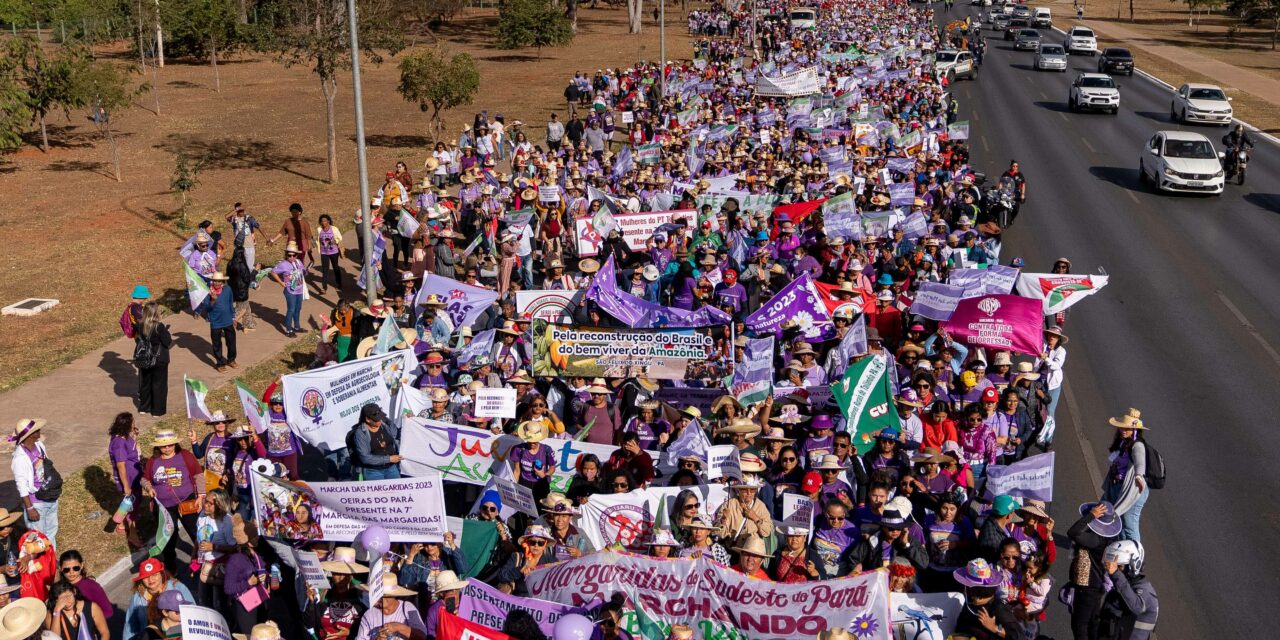 Cerca de 100 mil mulheres participaram da 7ª edição da Marcha das Margaridas em Brasília (DF)