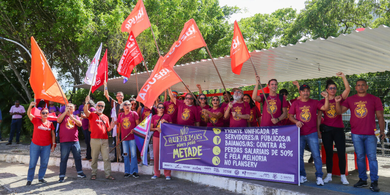 Em dia de paralisação, docentes das estaduais participam de ato do funcionalismo público em Salvador