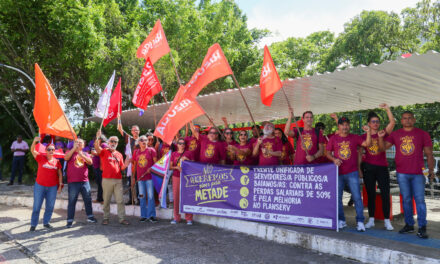 Em dia de paralisação, docentes das estaduais participam de ato do funcionalismo público em Salvador